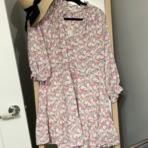 Super cute floral dress never been work size small entro brand